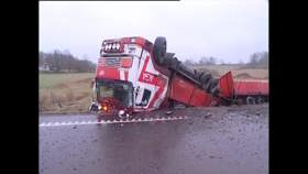 Lastbilsolycka med farligt gods på väg 23 vid Ballingslöv